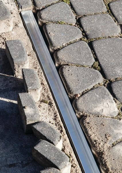 robuste Montageleiste für Zufahrten, Gehwege